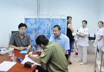 “Bác sĩ” Trung Quốc lại tháo chạy ảnh 1