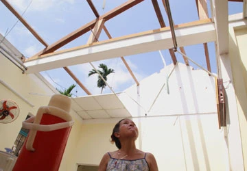 Tình người trong bão lũ ảnh 2