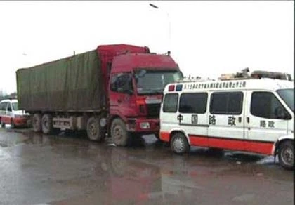 Trung Quốc: Bức xúc mãi lộ, chủ xe tự tử ảnh 1