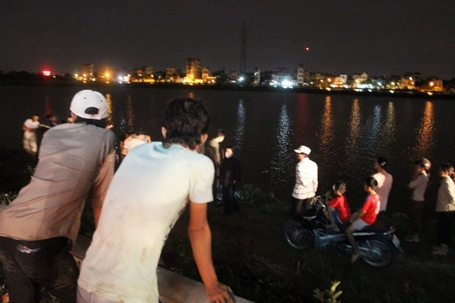 Xe khách chở gần 30 người lao xuống ao ảnh 1