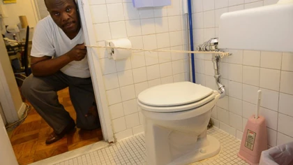 Khâu 30 mũi do bồn cầu phát nổ khi xả nước ảnh 1 Khâu 30 mũi do bồn cầu phát nổ khi xả nước ảnh 1