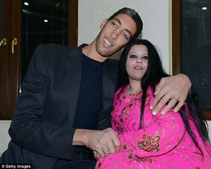 "Cọc cạch" lễ cưới của người đàn ông cao nhất thế giới ảnh 4