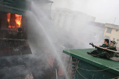 Lửa thiêu rụi 9 căn hộ trong khu tập thể Nam Đồng ảnh 1