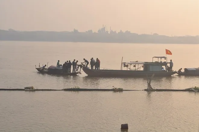 Vụ bác sĩ "ném xác": 5 người thân vẫn lênh đênh trên sông Hồng tìm xác ảnh 1