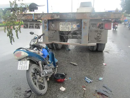 Xe máy tông đuôi container, 1 người nguy kịch ảnh 1