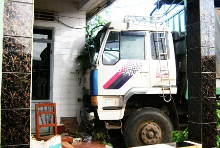 Xe tải trôi tự do húc nứt tường nhà dân ảnh 1