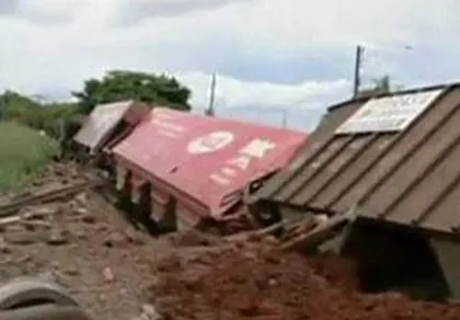 Tàu lửa lao vào nhà dân, 8 người chết ảnh 1 Tàu lửa lao vào nhà dân, 8 người chết ảnh 1