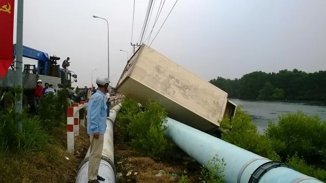 Xe tải đông lạnh "bay" xuống biển Vũng Tàu ảnh 3 Xe tải đông lạnh "bay" xuống biển Vũng Tàu ảnh 3