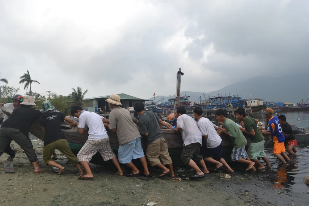 Đà Nẵng đang căng mình chuẩn bị đón bão siêu bão ảnh 5