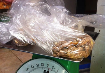 Xén bớt canh, thịt của học sinh tiểu học ảnh 1