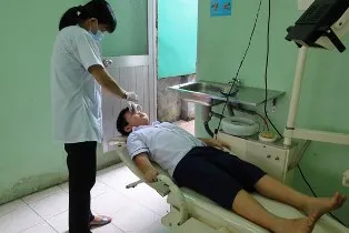 Chặn bệnh đau mắt đỏ từ cổng trường ảnh 1