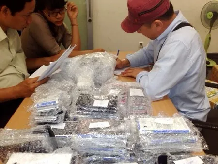 Người nước ngoài buôn lậu điện thoại qua đường hàng không ảnh 1 Người nước ngoài buôn lậu điện thoại qua đường hàng không ảnh 1