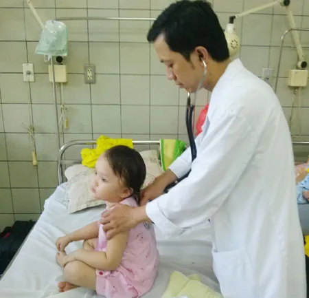 Mẹ đựng dầu hoả trong chai Lavie, con uống vào nhập viện cấp cứu ảnh 1 Mẹ đựng dầu hoả trong chai Lavie, con uống vào nhập viện cấp cứu ảnh 1