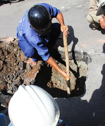 Thêm “hố tử thần” xuất hiện giữa trung tâm Sài Gòn ảnh 1