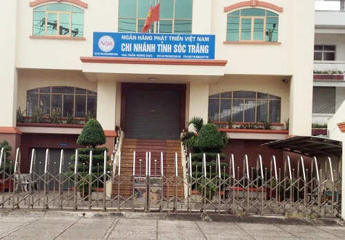 12 cán bộ ngân hàng bị khởi tố vì 'món nợ của đại gia' ảnh 1