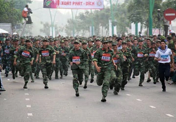 Giải Việt dã chạy vũ trang chào mừng ngày thành lập QĐND ảnh 1