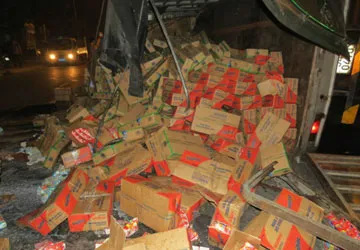 Lật xe tải chở sữa, tài xế bị kiểm tra độ cồn ảnh 1 Lật xe tải chở sữa, tài xế bị kiểm tra độ cồn ảnh 1