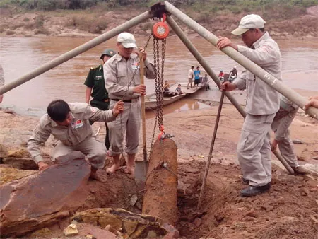 Sau lũ, phát hiện bom nặng hơn nửa tấn ảnh 1