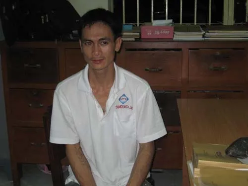 Đội mũ bảo hiểm vẫn bị chém vỡ đầu ảnh 1 Đội mũ bảo hiểm vẫn bị chém vỡ đầu ảnh 1