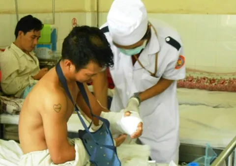 Giang hồ Sài Gòn chém đứt lìa cánh tay một công nhân ảnh 1