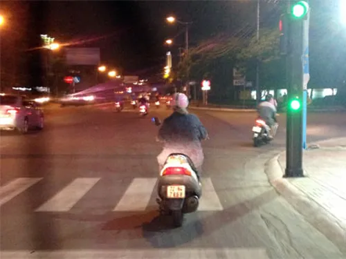 Ăn xin giả dạng ở ATM ảnh 1