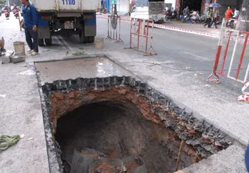 “Hố tử thần” sâu 4 m giữa phố ảnh 1