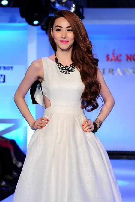 Ngân Khánh phủ nhận việc bơm mặt ảnh 2