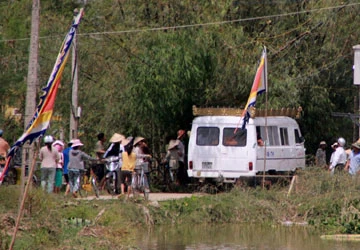 Tình người trong bão lũ ảnh 1