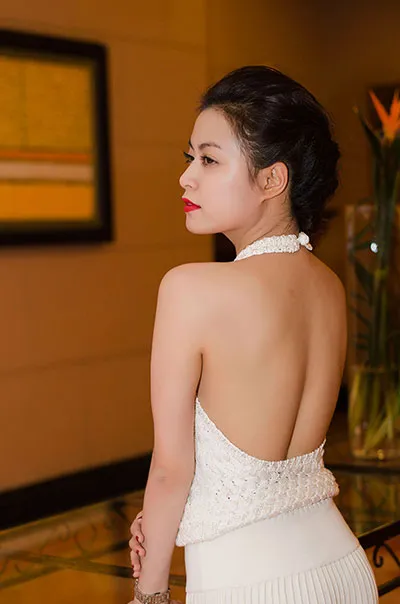 Hoàng Thùy Linh khoe lưng trần ảnh 4 Hoàng Thùy Linh khoe lưng trần ảnh 4