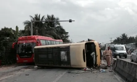 Xe khách bị ép lật nhào, gần 20 người thoát chết ảnh 1 Xe khách bị ép lật nhào, gần 20 người thoát chết ảnh 1