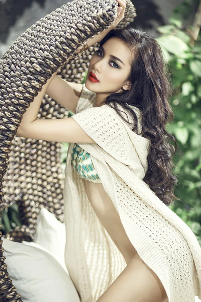 Phan Như Thảo choàng áo len khi mặc bikini ảnh 1