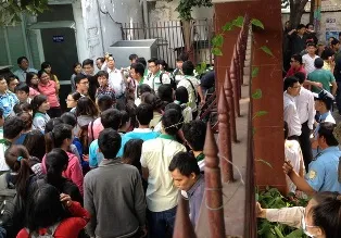 Dàn người "cố thủ" trước lực lượng của hiệu trưởng tạm quyền ảnh 1