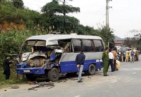 Xe khách húc đuôi xe tải, 3 người chết và 4 bị thương ảnh 1