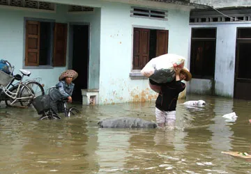 Hàng chục ngàn người dân bị lũ cô lập ảnh 1