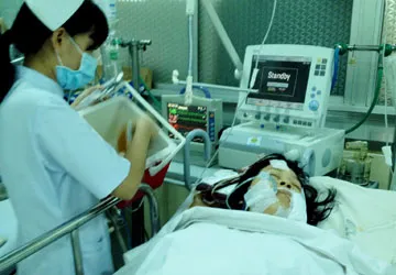 Chồng chém bụng vợ, con rơi ra ngoài ảnh 1