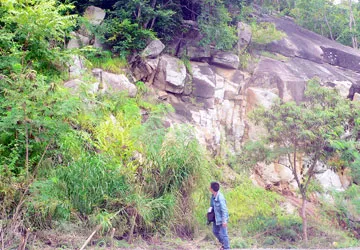 Cấm đường lên đỉnh núi Cấm (An Giang) do lở đá ảnh 1