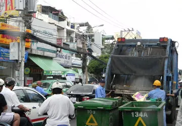 Gom rác ban ngày gây ô nhiễm, tắc đường ảnh 1 Gom rác ban ngày gây ô nhiễm, tắc đường ảnh 1