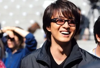 Hé lộ thân thế giàu có của bạn gái Bae Yong Joon ảnh 1