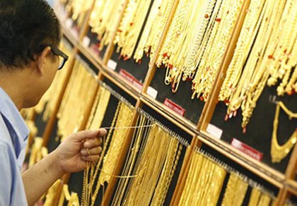 Giá vàng mất mốc 1.200 USD ảnh 1