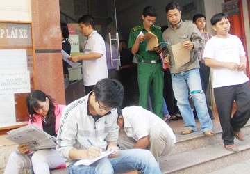 Cấp, đổi bằng lái xe: Nơi quá tải, nơi vắng khách ảnh 1 Cấp, đổi bằng lái xe: Nơi quá tải, nơi vắng khách ảnh 1