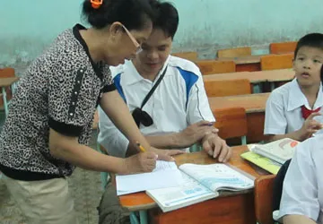 Ngày kiếm cơm, tối đến trường - Bài 2: Con lớp 5, cha vào lớp 2 ảnh 1 Ngày kiếm cơm, tối đến trường - Bài 2: Con lớp 5, cha vào lớp 2 ảnh 1