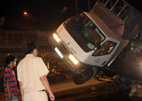 Hàng chục người bảo vệ hiện trường xe chở sữa bị lật ảnh 6 Hàng chục người bảo vệ hiện trường xe chở sữa bị lật ảnh 6