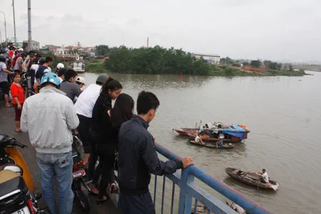 Cãi nhau với vợ, chồng nhảy cầu tự vẫn ảnh 1