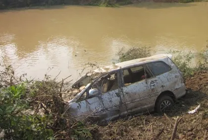 Tìm thấy chiếc xe 7 chỗ bị lũ cuốn ảnh 1