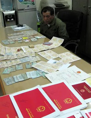 Đường dây chuyên làm giả giấy tờ, con dấu bị triệt phá ảnh 1