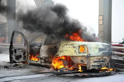 Ô tô 4 chỗ bốc cháy ngùn ngụt trên cầu Chương Dương ảnh 7 Ô tô 4 chỗ bốc cháy ngùn ngụt trên cầu Chương Dương ảnh 7