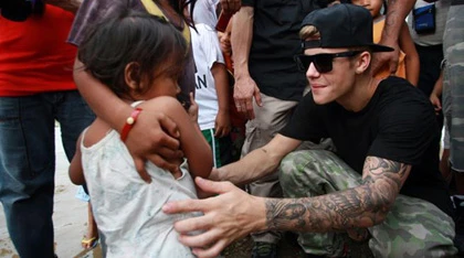 Justin Bieber hát giữa Tacloban hoang tàn ảnh 1