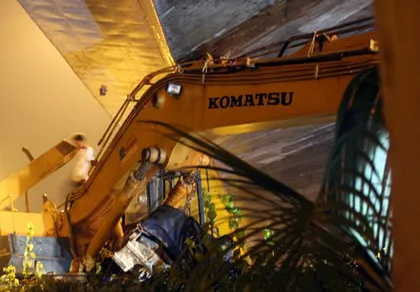 2 giờ giải cứu xe quá khổ kẹt cứng dưới gầm cầu ảnh 2