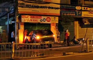 Xe du lịch cày tung giải phân cách, lao vào nhà dân ảnh 1 Xe du lịch cày tung giải phân cách, lao vào nhà dân ảnh 1