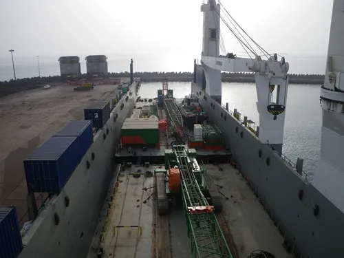 Con tàu chở tàu ngầm Kilo trên đường đến Việt Nam ảnh 10